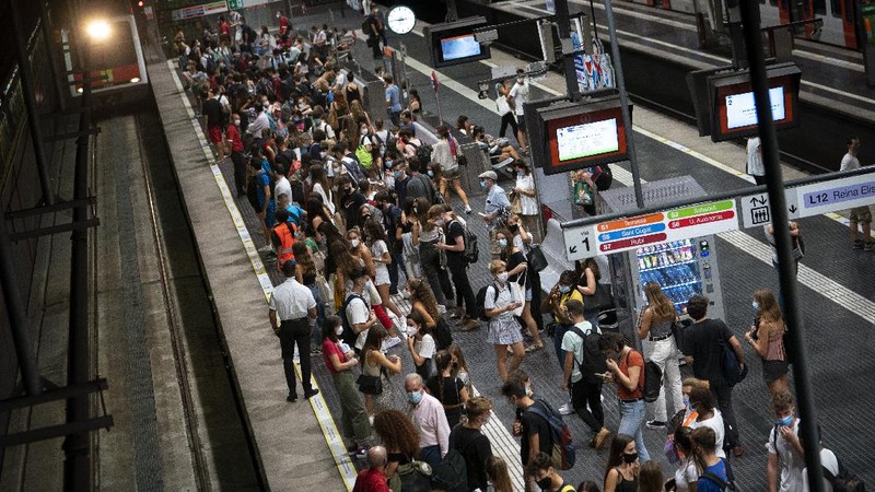 Pedestrians wearing face masks to prevent the spread of coronavirus walk in downtown Madrid, Spain, Thursday, Sept. 17, 2020. With a coronavirus caseload above 600,000 and more than 30,000 confirmed deaths, Spain has been the hardest hit European country in the second wave of the pandemic. (AP Photo/Bernat Armangue)