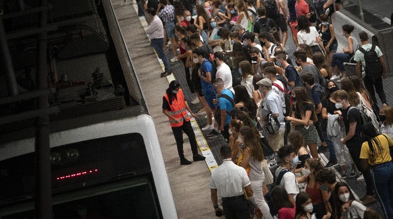 Pedestrians wearing face masks to prevent the spread of coronavirus walk in downtown Madrid, Spain, Thursday, Sept. 17, 2020. With a coronavirus caseload above 600,000 and more than 30,000 confirmed deaths, Spain has been the hardest hit European country in the second wave of the pandemic. (AP Photo/Bernat Armangue)