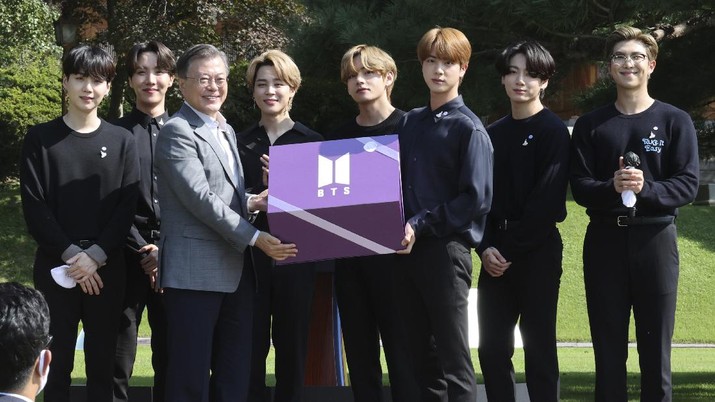 South Korea BTS South Korean President Moon Jae-in, third from left, receives a gift from members of South Korean K-Pop group BTS during a ceremony marking the National Youth Day at the presidential Blue House in Seoul, South Korea, Saturday, Sept. 19, 2020. (Lee Jin-wook/Yonhap via AP)