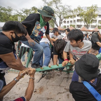Bangkok Membara! Massa Bobol Pagar Lapangan Istana Kerajaan