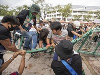 Bangkok Membara! Massa Bobol Pagar Lapangan Istana Kerajaan