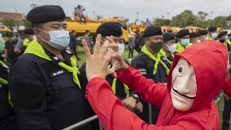 Pro-democracy demonstrators enter the Sanam Luang field, popular location for political protests, in Bangkok, Thailand, Saturday, Sept. 19, 2020. Protesters gathered Saturday in Bangkok for what was expected to be the biggest rally yet in an ongoing campaign calling for a new election and democratic reforms. (AP Photo/Gemunu Amarasinghe)