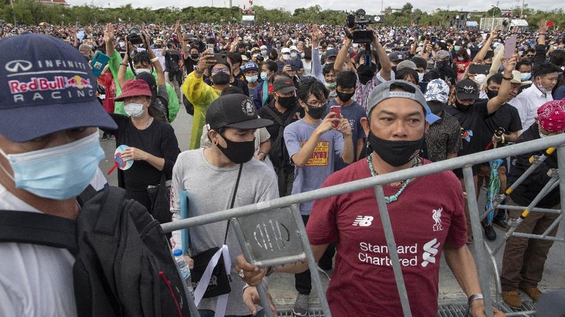 Pro-democracy demonstrators enter the Sanam Luang field, popular location for political protests, in Bangkok, Thailand, Saturday, Sept. 19, 2020. Protesters gathered Saturday in Bangkok for what was expected to be the biggest rally yet in an ongoing campaign calling for a new election and democratic reforms. (AP Photo/Gemunu Amarasinghe)