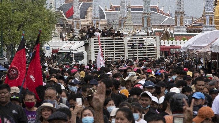 Demo Thailand Tuntut PM Mundur One of the pro-democracy student leaders, Parit Chiwarak, white shirt in the background on the truck, participates in a protest in Bangkok, Thailand, Sunday, Sept. 20, 2020. The mass student-led rally that began Saturday is the largest in a series of protests this year, with thousands camping overnight near a royal palace, demanding for new elections and reform of the monarchy. (AP Photo/Sakchai Lalit)