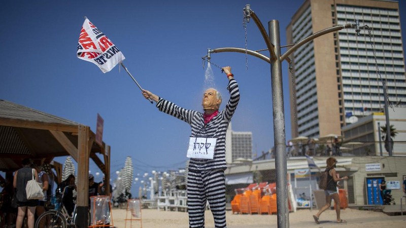 Acrobats perform as they wear face masks during a protest against government's decision to close beaches during the three-week nationwide lockdown due to the coronavirus pandemic, in Tel Aviv, Israel, Saturday, Sept 19, 2020. Israel went back into a full lockdown on Friday to try to contain a coronavirus outbreak that has steadily worsened for months as its government has been plagued by indecision and infighting. (AP Photo/Oded Balilty)