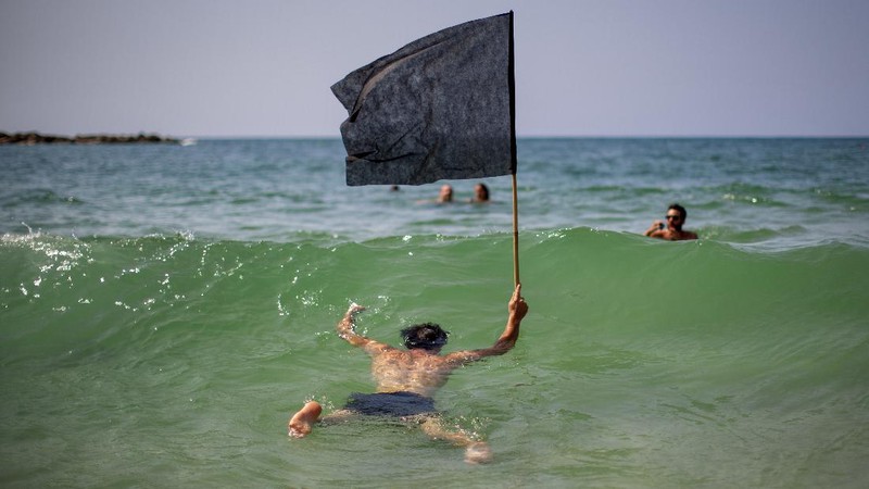 Acrobats perform as they wear face masks during a protest against government's decision to close beaches during the three-week nationwide lockdown due to the coronavirus pandemic, in Tel Aviv, Israel, Saturday, Sept 19, 2020. Israel went back into a full lockdown on Friday to try to contain a coronavirus outbreak that has steadily worsened for months as its government has been plagued by indecision and infighting. (AP Photo/Oded Balilty)