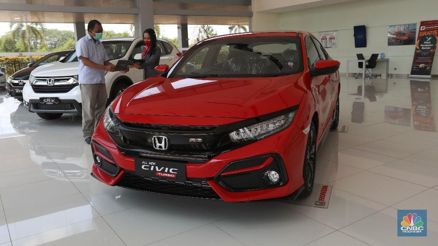 Petugas melakukan pengecekan fisik kendaraan sebelum di kirimkan ke pelanggan di Dealer Honda Sawangan, Depok, Jawa Barat (17/9/2020). Kementerian Perindustrian mengusulkan relaksasi pajak pembelian mobil baru sebesar 0 persen atau pemangkasan pajak kendaraan bermotor (PKB). (CNBC Indonesia/ Andrean Kristianto)