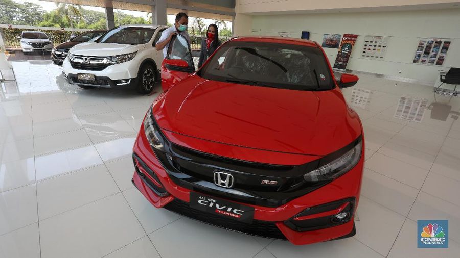 Petugas melakukan pengecekan fisik kendaraan sebelum di kirimkan ke pelanggan di Dealer Honda Sawangan, Depok, Jawa Barat (17/9/2020). Kementerian Perindustrian mengusulkan relaksasi pajak pembelian mobil baru sebesar 0 persen atau pemangkasan pajak kendaraan bermotor (PKB). (վ/ Andrean Kristianto)