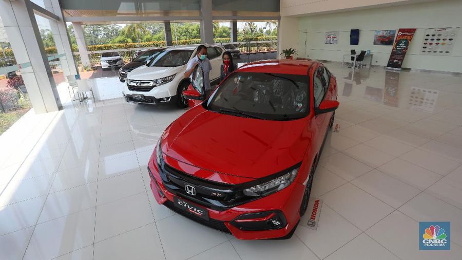 Petugas melakukan pengecekan fisik kendaraan sebelum di kirimkan ke pelanggan di Dealer Honda Sawangan, Depok, Jawa Barat (17/9/2020). Kementerian Perindustrian mengusulkan relaksasi pajak pembelian mobil baru sebesar 0 persen atau pemangkasan pajak kendaraan bermotor (PKB). (վ/ Andrean Kristianto)