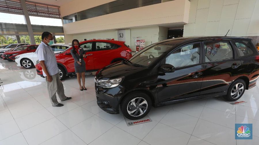 Petugas melakukan pengecekan fisik kendaraan sebelum di kirimkan ke pelanggan di Dealer Honda Sawangan, Depok, Jawa Barat (17/9/2020). Kementerian Perindustrian mengusulkan relaksasi pajak pembelian mobil baru sebesar 0 persen atau pemangkasan pajak kendaraan bermotor (PKB). (²©²ÊÍøÕ¾/ Andrean Kristianto)