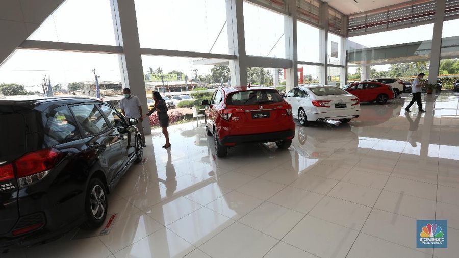 Petugas melakukan pengecekan fisik kendaraan sebelum di kirimkan ke pelanggan di Dealer Honda Sawangan, Depok, Jawa Barat (17/9/2020). Kementerian Perindustrian mengusulkan relaksasi pajak pembelian mobil baru sebesar 0 persen atau pemangkasan pajak kendaraan bermotor (PKB). (CNBC Indonesia/ Andrean Kristianto)