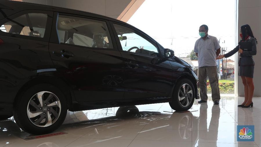 Petugas melakukan pengecekan fisik kendaraan sebelum di kirimkan ke pelanggan di Dealer Honda Sawangan, Depok, Jawa Barat (17/9/2020). Kementerian Perindustrian mengusulkan relaksasi pajak pembelian mobil baru sebesar 0 persen atau pemangkasan pajak kendaraan bermotor (PKB). (CNBC Indonesia/ Andrean Kristianto)