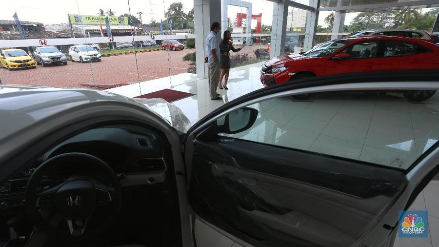 Petugas melakukan pengecekan fisik kendaraan sebelum di kirimkan ke pelanggan di Dealer Honda Sawangan, Depok, Jawa Barat (17/9/2020). Kementerian Perindustrian mengusulkan relaksasi pajak pembelian mobil baru sebesar 0 persen atau pemangkasan pajak kendaraan bermotor (PKB). (CNBC Indonesia/ Andrean Kristianto)