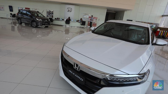 Ilustrasi Penjualan Mobil Baru (CNBC Indonesia/ Andrean Kristianto) Petugas melakukan pengecekan fisik kendaraan sebelum di kirimkan ke pelanggan di Dealer Honda Sawangan, Depok, Jawa Barat (17/9/2020). Kementerian Perindustrian mengusulkan relaksasi pajak pembelian mobil baru sebesar 0 persen atau pemangkasan pajak kendaraan bermotor (PKB). (CNBC Indonesia/ Andrean Kristianto)