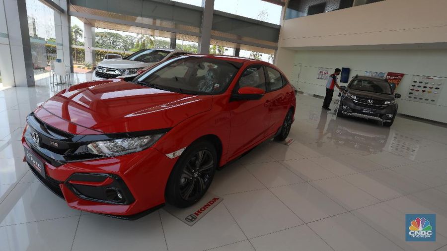 Petugas melakukan pengecekan fisik kendaraan sebelum di kirimkan ke pelanggan di Dealer Honda Sawangan, Depok, Jawa Barat (17/9/2020). Kementerian Perindustrian mengusulkan relaksasi pajak pembelian mobil baru sebesar 0 persen atau pemangkasan pajak kendaraan bermotor (PKB). (CNBC Indonesia/ Andrean Kristianto)