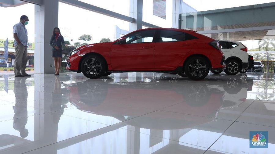 Petugas melakukan pengecekan fisik kendaraan sebelum di kirimkan ke pelanggan di Dealer Honda Sawangan, Depok, Jawa Barat (17/9/2020). Kementerian Perindustrian mengusulkan relaksasi pajak pembelian mobil baru sebesar 0 persen atau pemangkasan pajak kendaraan bermotor (PKB). (CNBC Indonesia/ Andrean Kristianto)