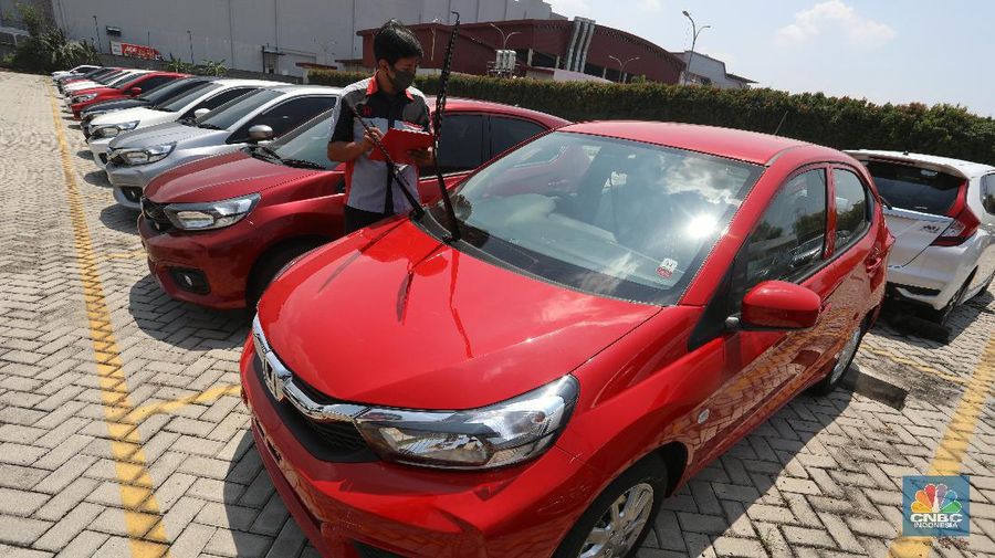 Petugas melakukan pengecekan fisik kendaraan sebelum di kirimkan ke pelanggan di Dealer Honda Sawangan, Depok, Jawa Barat (17/9/2020). Kementerian Perindustrian mengusulkan relaksasi pajak pembelian mobil baru sebesar 0 persen atau pemangkasan pajak kendaraan bermotor (PKB). (CNBC Indonesia/ Andrean Kristianto)