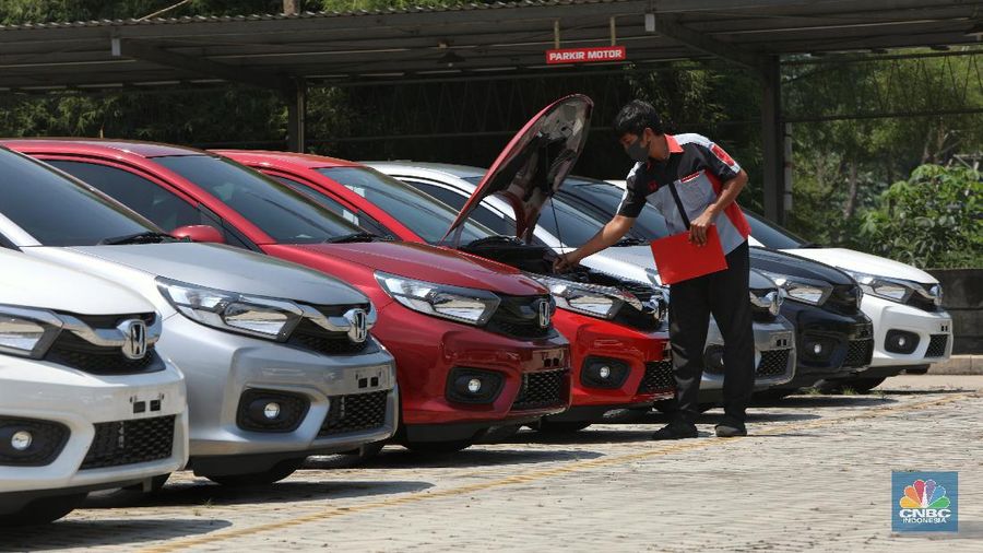 Petugas melakukan pengecekan fisik kendaraan sebelum di kirimkan ke pelanggan di Dealer Honda Sawangan, Depok, Jawa Barat (17/9/2020). (վ/ Andrean Kristianto)