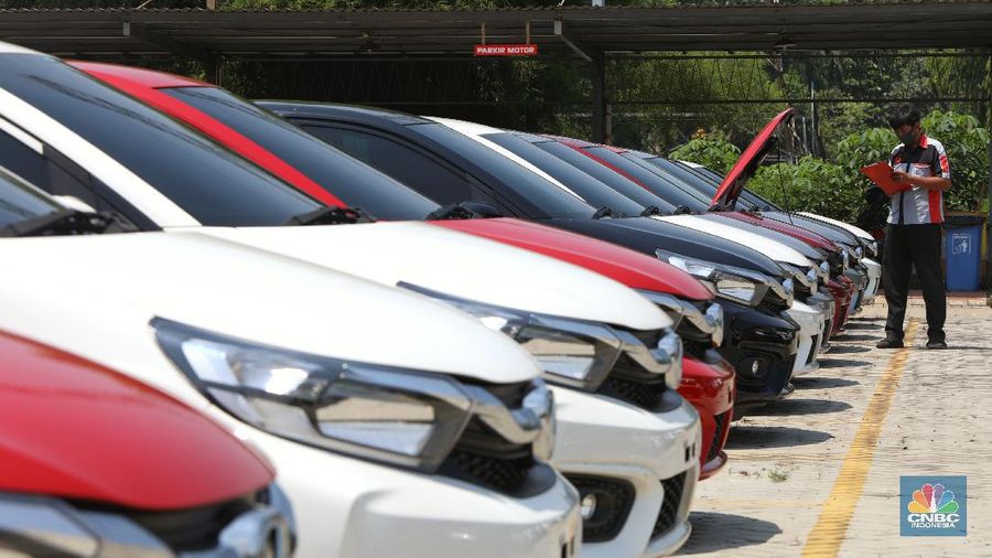 Petugas melakukan pengecekan fisik kendaraan sebelum di kirimkan ke pelanggan di Dealer Honda Sawangan, Depok, Jawa Barat (17/9/2020). (վ/ Andrean Kristianto)