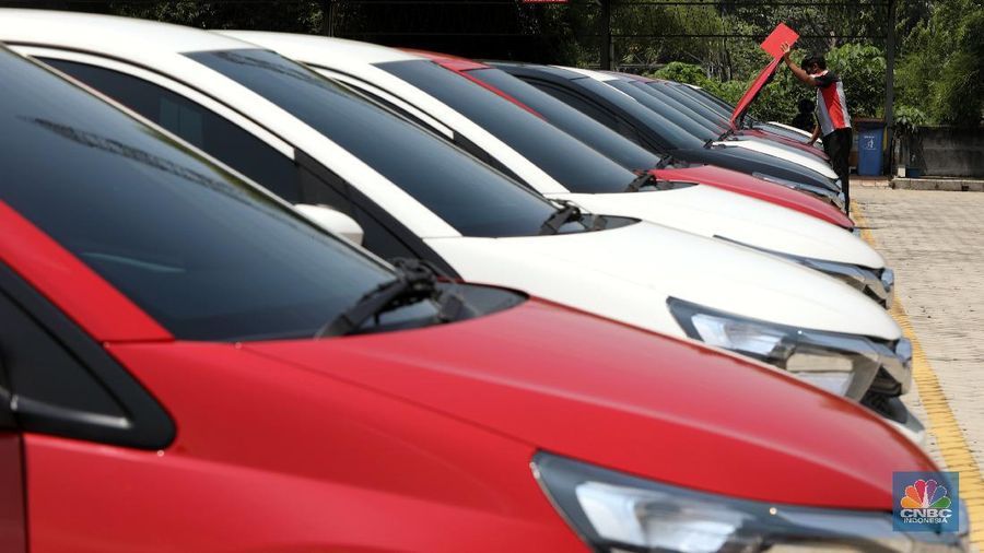 Petugas melakukan pengecekan fisik kendaraan sebelum di kirimkan ke pelanggan di Dealer Honda Sawangan, Depok, Jawa Barat (17/9/2020). (CNBC Indonesia/ Andrean Kristianto)