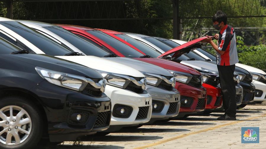 Petugas melakukan pengecekan fisik kendaraan sebelum di kirimkan ke pelanggan di Dealer Honda Sawangan, Depok, Jawa Barat (17/9/2020). (CNBC Indonesia/ Andrean Kristianto)