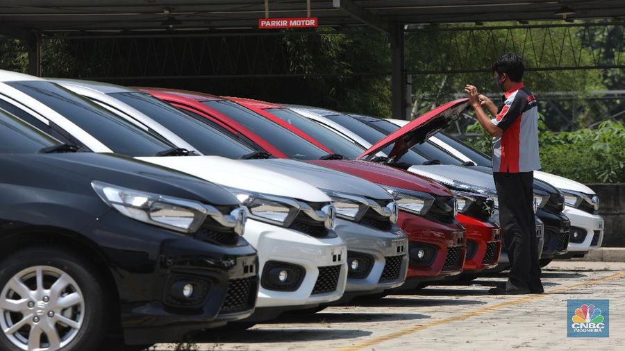Petugas melakukan pengecekan fisik kendaraan sebelum di kirimkan ke pelanggan di Dealer Honda Sawangan, Depok, Jawa Barat (17/9/2020). (CNBC Indonesia/ Andrean Kristianto)