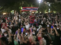 Takhta Raja Thailand Digoyang, Massa Suarakan Jadi Republik