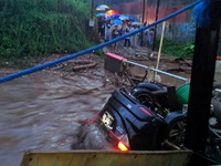 Duh! Banjir Bandang Hanyutkan 1 Mobil & 1 Rumah di Sukabumi