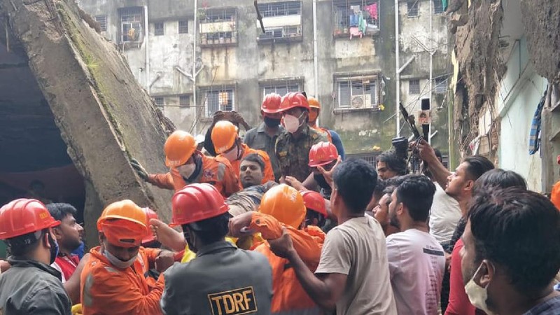 This photograph provided by India’s National Disaster Response Force (NDRF) shows rescuers at the site after a residential building collapsed in Bhiwandi in Thane district, a suburb of Mumbai, India, Monday, Sept.21, 2020. (National Disaster Response Force via AP)
