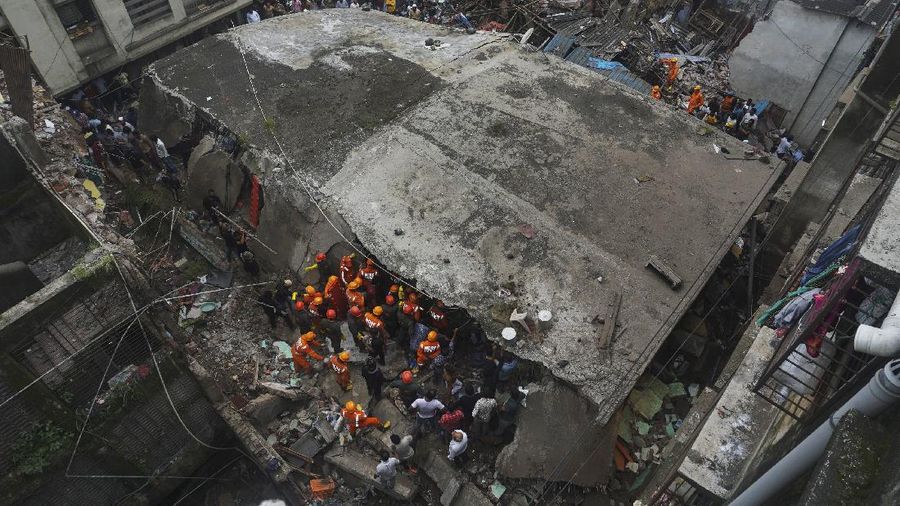 This photograph provided by India’s National Disaster Response Force (NDRF) shows rescuers at the site after a residential building collapsed in Bhiwandi in Thane district, a suburb of Mumbai, India, Monday, Sept.21, 2020. (National Disaster Response Force via AP)
