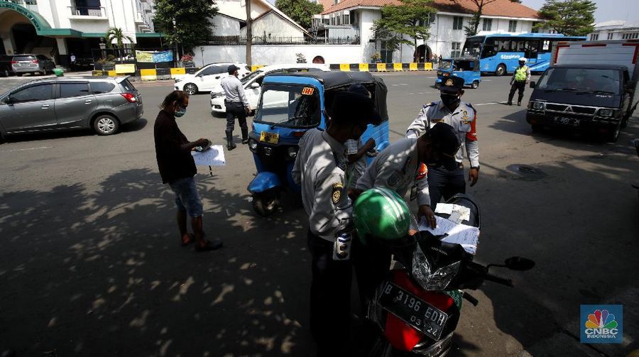 Petugas gabungan melakukan oprasi yustisi 2020 pencegahan Covid-19 dikawasan Kota Tua, Jakarta. Oprasi ini menuju angkutan umum yang penumpangnya melebihi 50 persen kapasitas angkutan, Senin (21/9/2020). (CNBC Indonesia/Tri Susilo)