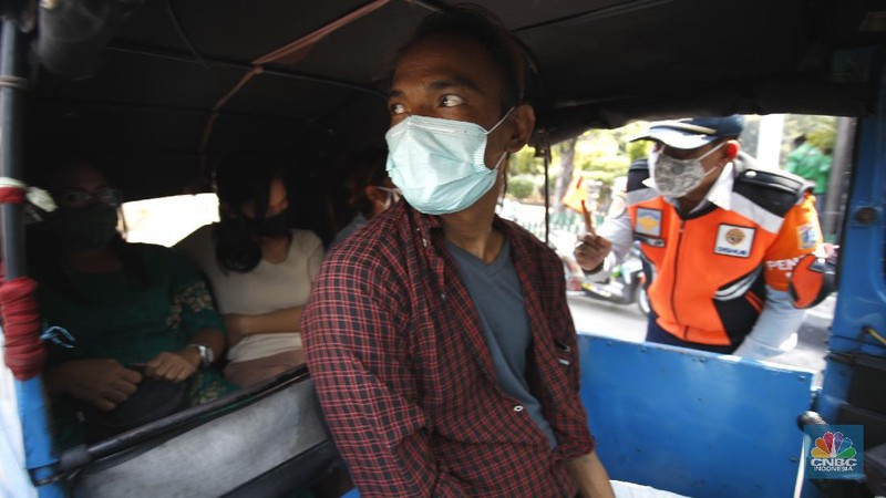 Petugas gabungan melakukan oprasi yustisi 2020 pencegahan Covid-19 dikawasan Kota Tua, Jakarta. Oprasi ini menuju angkutan umum yang penumpangnya melebihi 50 persen kapasitas angkutan, Senin (21/9/2020). (CNBC Indonesia/Tri Susilo)