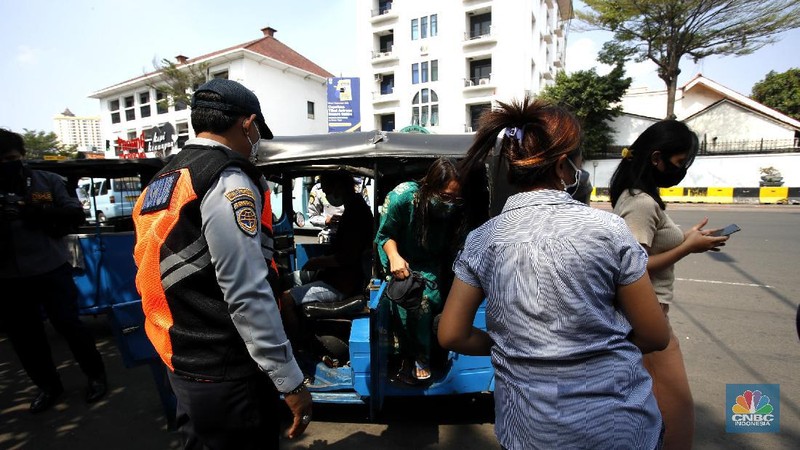 Petugas gabungan melakukan oprasi yustisi 2020 pencegahan Covid-19 dikawasan Kota Tua, Jakarta. Oprasi ini menuju angkutan umum yang penumpangnya melebihi 50 persen kapasitas angkutan, Senin (21/9/2020). (CNBC Indonesia/Tri Susilo)