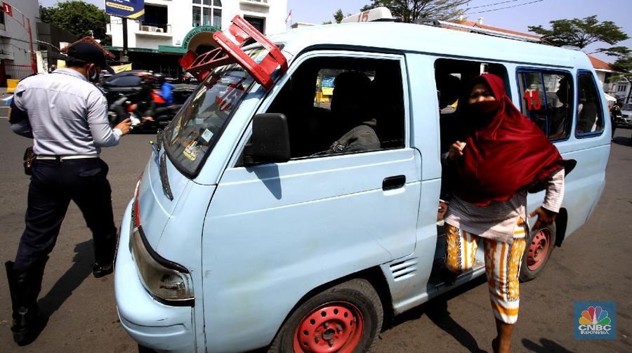 Petugas gabungan melakukan oprasi yustisi 2020 pencegahan Covid-19 dikawasan Kota Tua, Jakarta. Oprasi ini menuju angkutan umum yang penumpangnya melebihi 50 persen kapasitas angkutan, Senin (21/9/2020). (CNBC Indonesia/Tri Susilo)