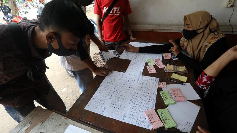 PSBB Ketat Jakarta, Pulihan Warga Asyik Ikuti Latiha Kicau Burung. (CNBC Indonesia/Andrean Kristianto)