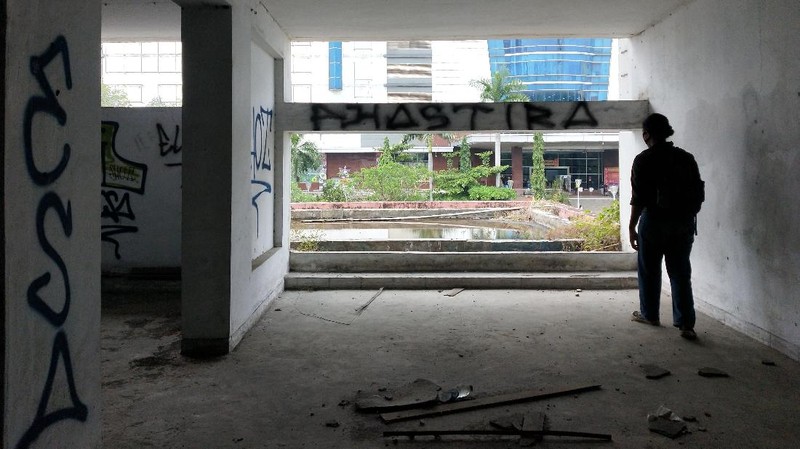 Suasana bangunan bekas Bandara Kemayoran di Jakarta, Senin, 21 September 2020. Bandar udara pertama di Indonesia yang dibuka untuk penerbangan internasional itu kini hanya menjadi peninggalan bangunan tua yang mangkrak dan memiliki suasana nan angker.Bandara Kemayoran resmi ditutup pada 1985. (CNBC IndonesiaAndrean Kristianto)