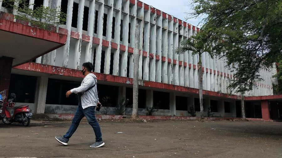Suasana bangunan bekas Bandara Kemayoran di Jakarta, Senin, 21 September 2020. Bandar udara pertama di Indonesia yang dibuka untuk penerbangan internasional itu kini hanya menjadi peninggalan bangunan tua yang mangkrak dan memiliki suasana nan angker.Bandara Kemayoran resmi ditutup pada 1985. (CNBC IndonesiaAndrean Kristianto)