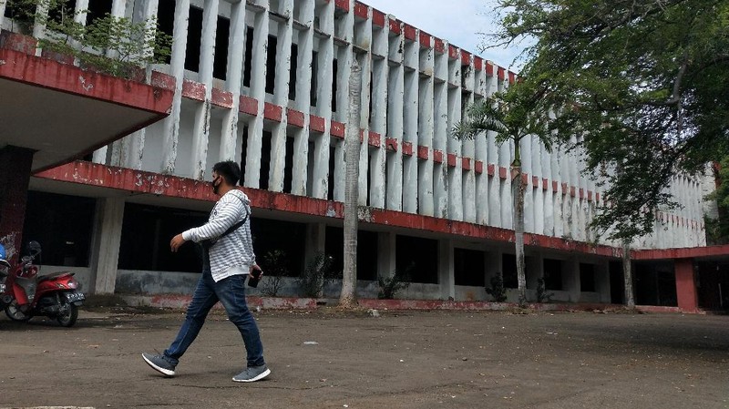 Suasana bangunan bekas Bandara Kemayoran di Jakarta, Senin, 21 September 2020. Bandar udara pertama di Indonesia yang dibuka untuk penerbangan internasional itu kini hanya menjadi peninggalan bangunan tua yang mangkrak dan memiliki suasana nan angker.Bandara Kemayoran resmi ditutup pada 1985. (CNBC IndonesiaAndrean Kristianto)