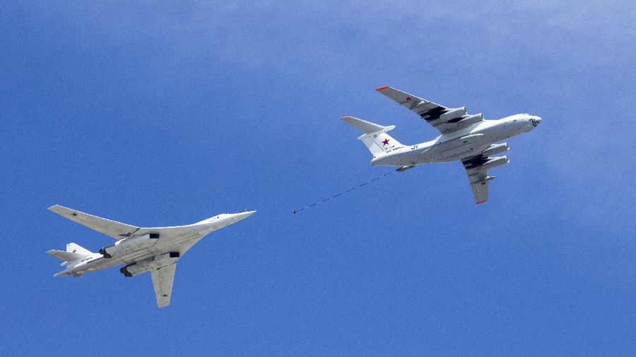 Tanker pengisian bahan bakar udara-ke-udara IL-78 Angkatan Udara Rusia, kanan, mendemonstrasikan pengisian bahan bakar pembom strategis Tu-160 di atas Lapangan Merah selama parade militer Hari Kemenangan untuk merayakan 73 tahun sejak akhir PD II dan kekalahan Nazi Jerman, di Moskow, Rusia, Rabu, 9 Mei 2018. (Foto AP / Alexander Zemlianichenko)