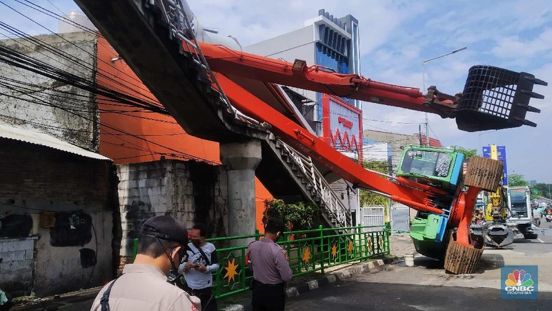 Alat Berat Pengeruk Lumpur Teiban JPO (CNBC Indonesia/Muhammad Sabki)