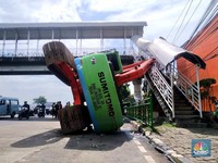 Duh! Ekskavator Pemprov DKI Timpa Tangga JPO Kampung Melayu