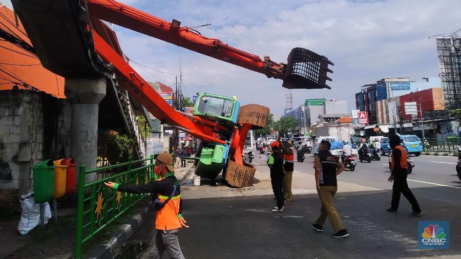 Alat Berat Pengeruk Lumpur Teiban JPO (CNBC Indonesia/Muhammad Sabki)