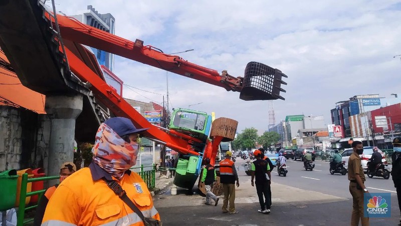 Alat Berat Pengeruk Lumpur Teiban JPO (CNBC Indonesia/Muhammad Sabki)