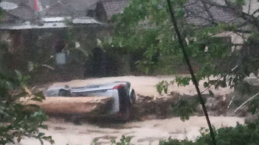 Banjir Bandang di Cibuntu Cicurug, Sukabumi, Jawa Barat (Twitter/@yashudha_naka)