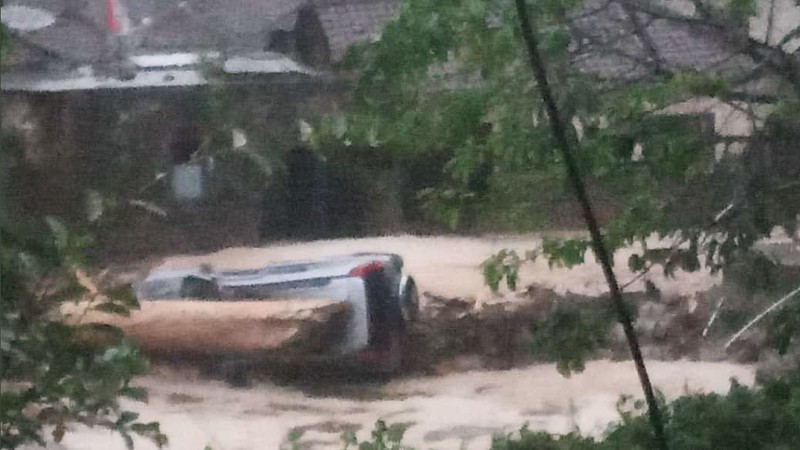 Banjir Bandang di Cibuntu Cicurug, Sukabumi, Jawa Barat (Twitter/@yashudha_naka)