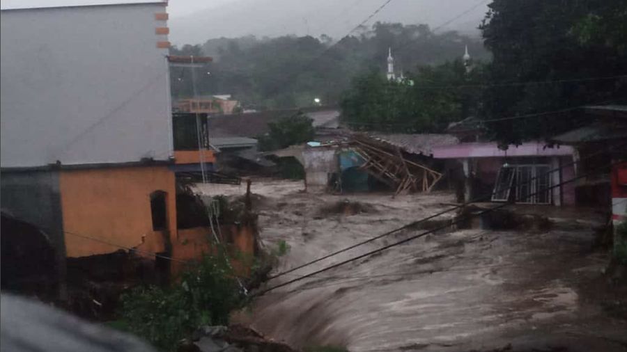 Banjir Bandang di Cibuntu Cicurug, Sukabumi, Jawa Barat (Twitter/@yashudha_naka)
