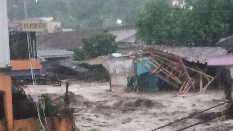 Banjir Bandang di Cibuntu Cicurug, Sukabumi, Jawa Barat (Twitter/@yashudha_naka)