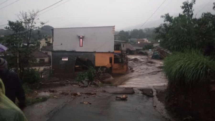 Banjir Bandang di Cibuntu Cicurug, Sukabumi, Jawa Barat (Twitter/@yashudha_naka)