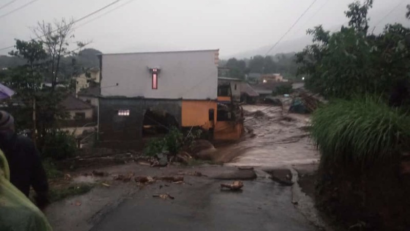 Banjir Bandang di Cibuntu Cicurug, Sukabumi, Jawa Barat (Twitter/@yashudha_naka)