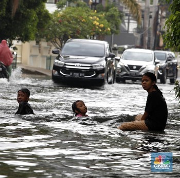 Banjir! Begini Suasana di depan Komplek Green Garden Jakbar